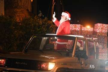 Papá Noel irrumpe en Lomo Magullo en un 4x4/FJS Fotografía.